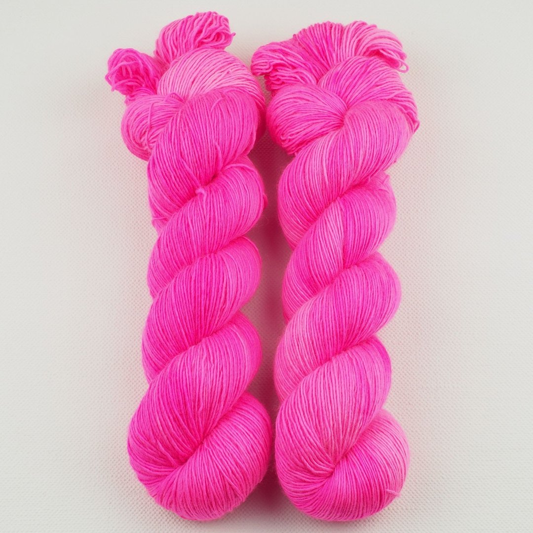 - Neon Pink Shot Single handgefärbte - - - Merino Locoporella Wolle